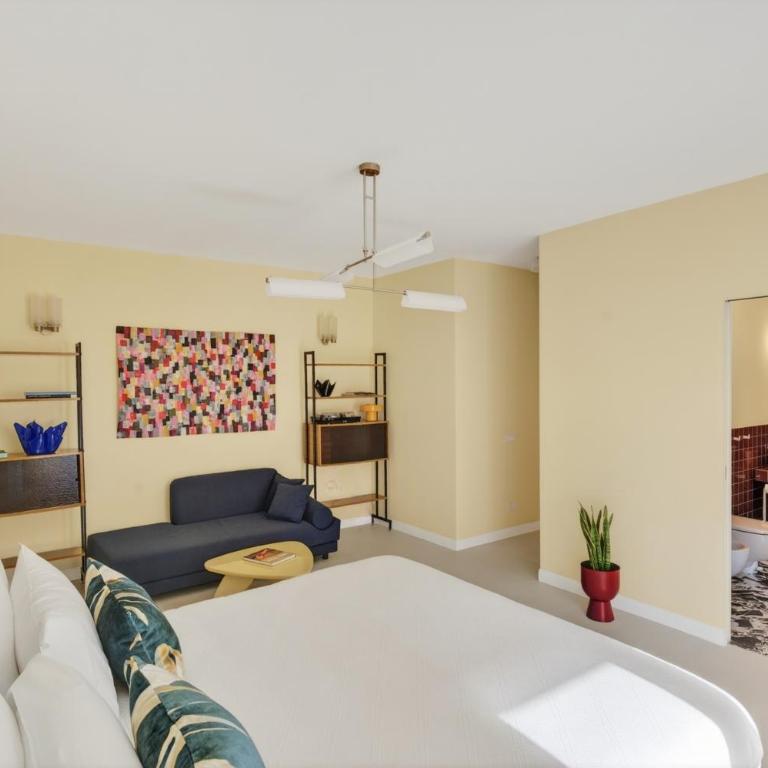 Elegant 2BR Apt a few steps from Sorrento Centre - Three-Bedroom Apartment - 31