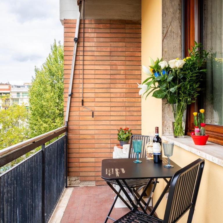 Scena Illustrata-Redi -4 double rooms-near the TRAM - Camera Matrimoniale con Balcone - 2
