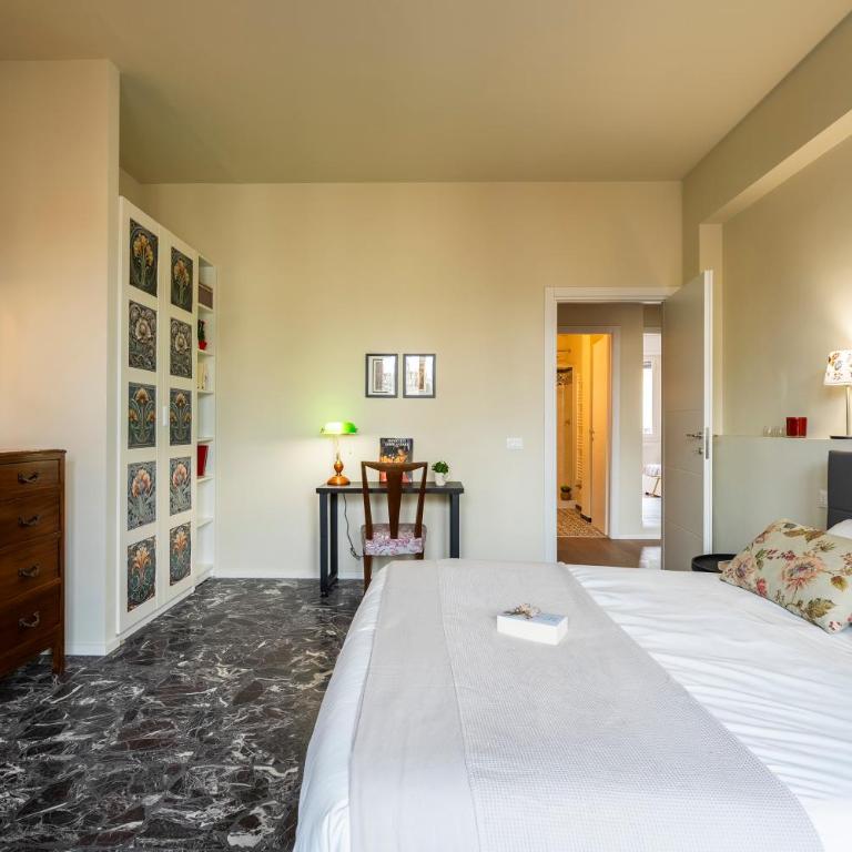 Scena Illustrata-Redi -4 double rooms-near the TRAM - Camera Matrimoniale con Balcone - 4