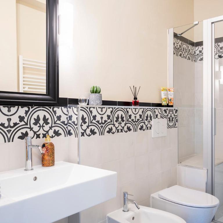 Scena Illustrata-Redi -4 double rooms-near the TRAM - Camera Matrimoniale con Balcone - 7