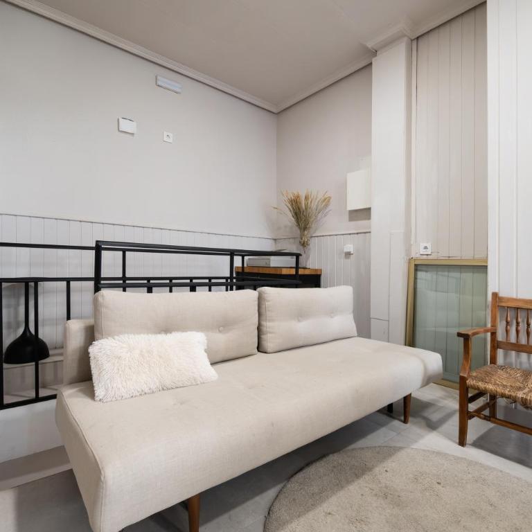 Diseño Único Cama King AC cerca del metro Herrera Oria - Apartamento de 1 dormitorio - 2