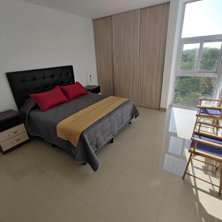 Retiro Urbano Familiar, Comodidad y Estilo - Three-Bedroom Apartment - 2