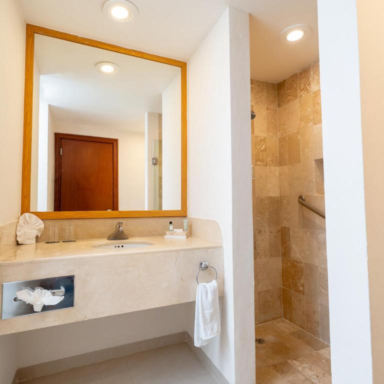 Courtyard by Marriott Playa del Carmen - Habitación con cama extragrande. - 5