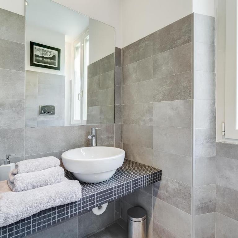 Micol's Place, bright apt 2 rooms, 2 toilets, near metro, 80 mq - Appartamento con 2 Camere da Letto - 36