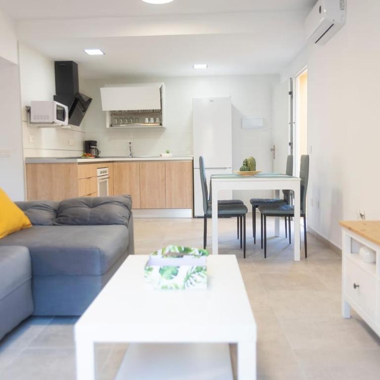 Beautiful Three-bedroom Apartment - Three-Bedroom Apartment with Water View - 1