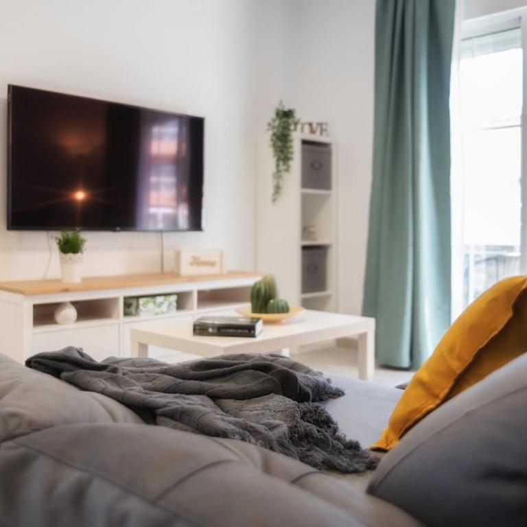 Beautiful Three-bedroom Apartment - Three-Bedroom Apartment with Water View - 3