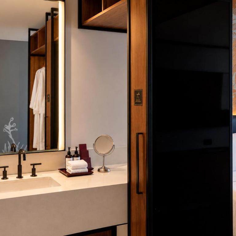 Canopy By Hilton Cancun La Isla - Premium King Room with Lake View High Floor - 4