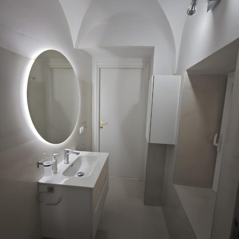 Domus Queen Eva - Apartment with Shower - 13