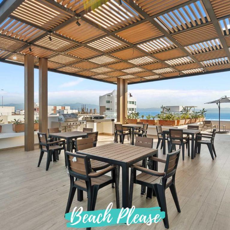 Marsala - 2 Blocks to Beach with Rooftop Pool - Apartment - 15