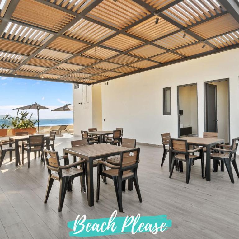 Marsala - 2 Blocks to Beach with Rooftop Pool - Apartment - 14