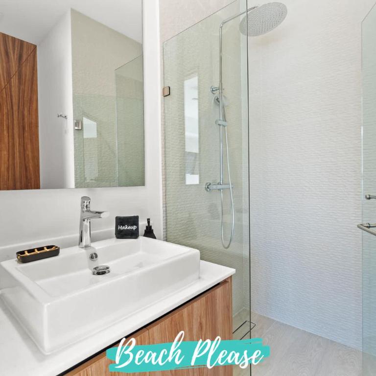 Marsala - 2 Blocks to Beach with Rooftop Pool - Apartment - 25