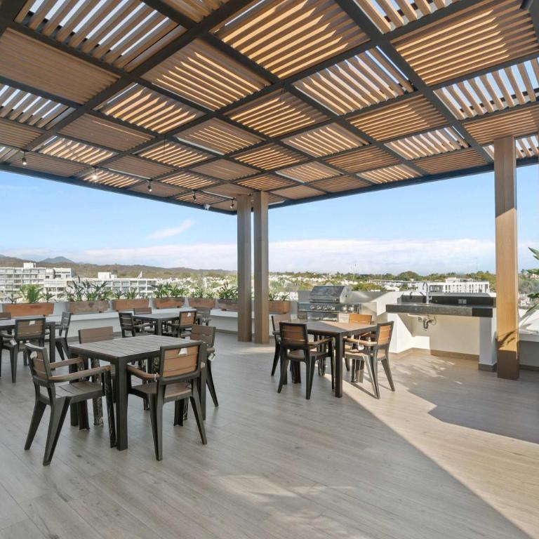 Marsala - 2 Blocks to Beach with Rooftop Pool - Apartment - 37