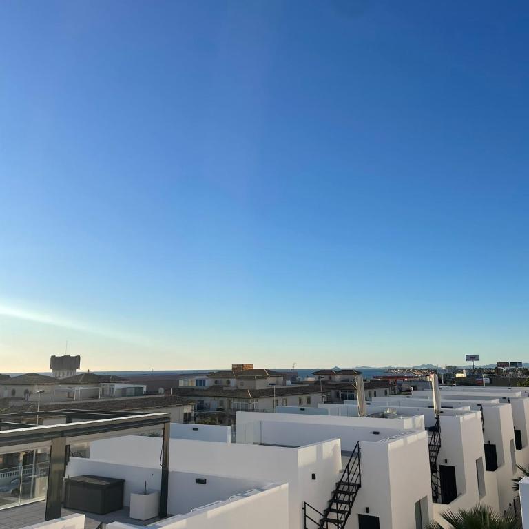 Luxe Penthouse met Dakterras en Zeezicht - Three-Bedroom House - 24