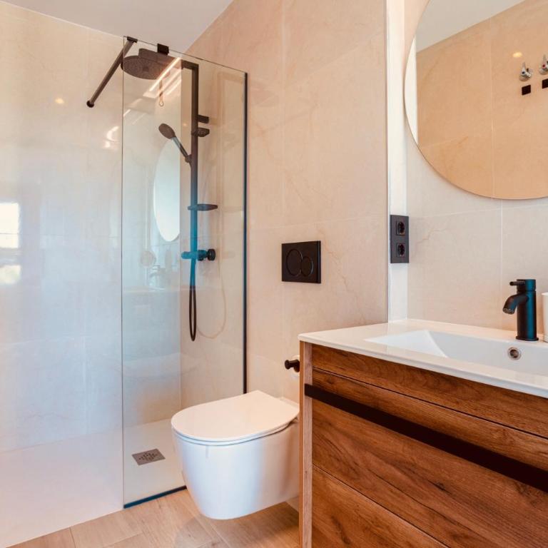 Luxe Penthouse met Dakterras en Zeezicht - Three-Bedroom House - 15
