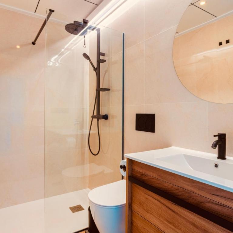 Luxe Penthouse met Dakterras en Zeezicht - Three-Bedroom House - 21