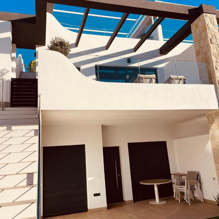 Luxe Penthouse met Dakterras en Zeezicht - Three-Bedroom House - 40