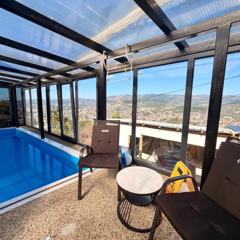 Sarajevo inside pool with view villa - Vila - 30