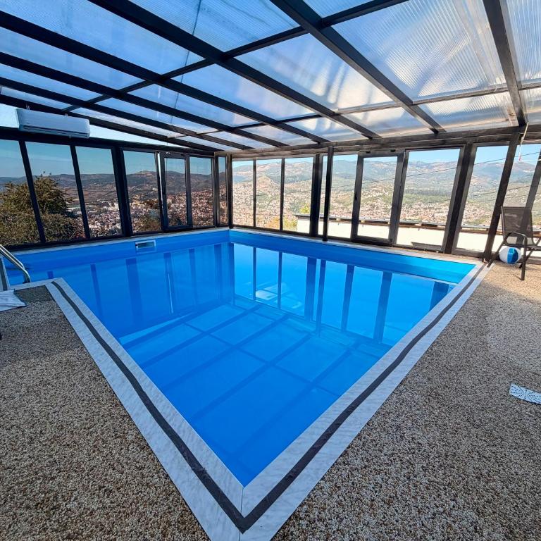 Sarajevo inside pool with view villa - Vila - 23