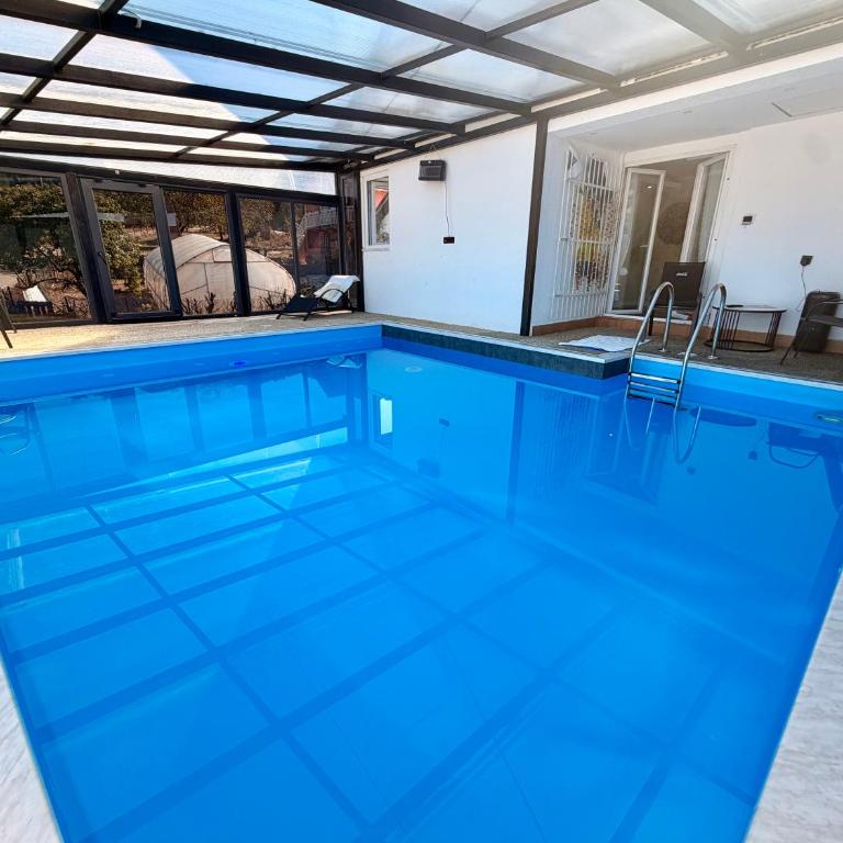 Sarajevo inside pool with view villa - Vila - 29