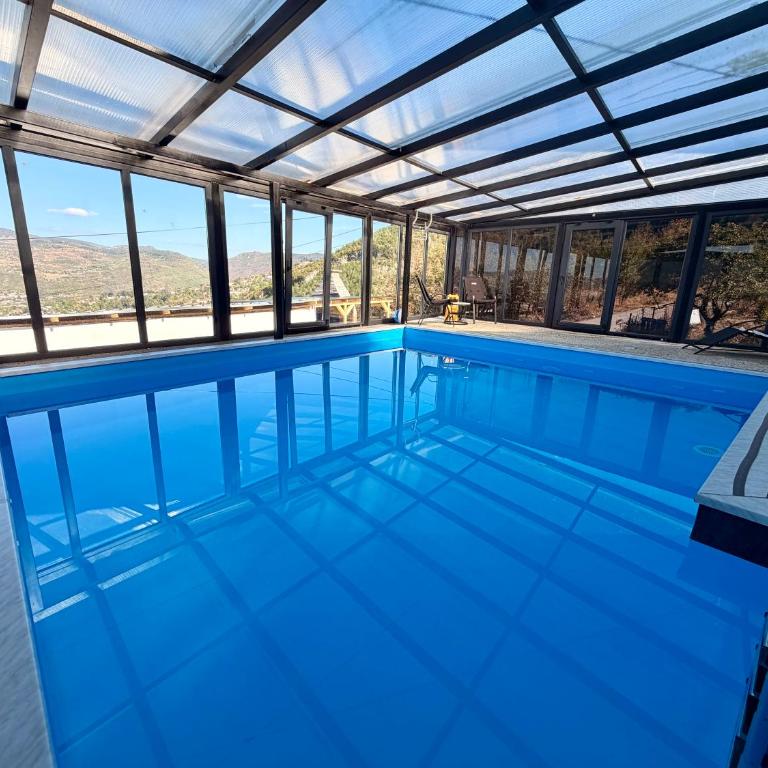 Sarajevo inside pool with view villa - Vila - 32