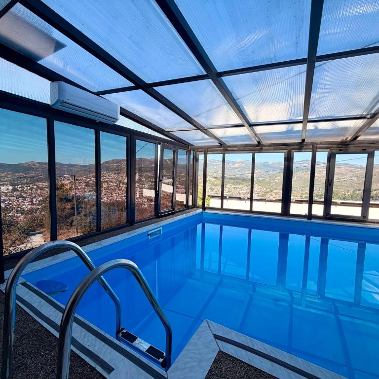 Sarajevo inside pool with view villa - Vila - 39