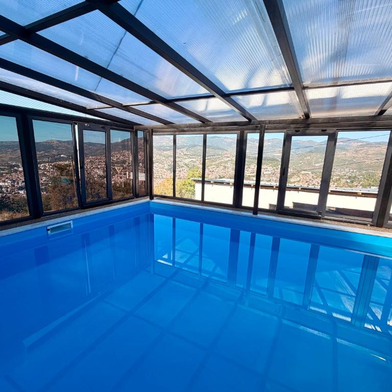 Sarajevo inside pool with view villa - Vila - 40