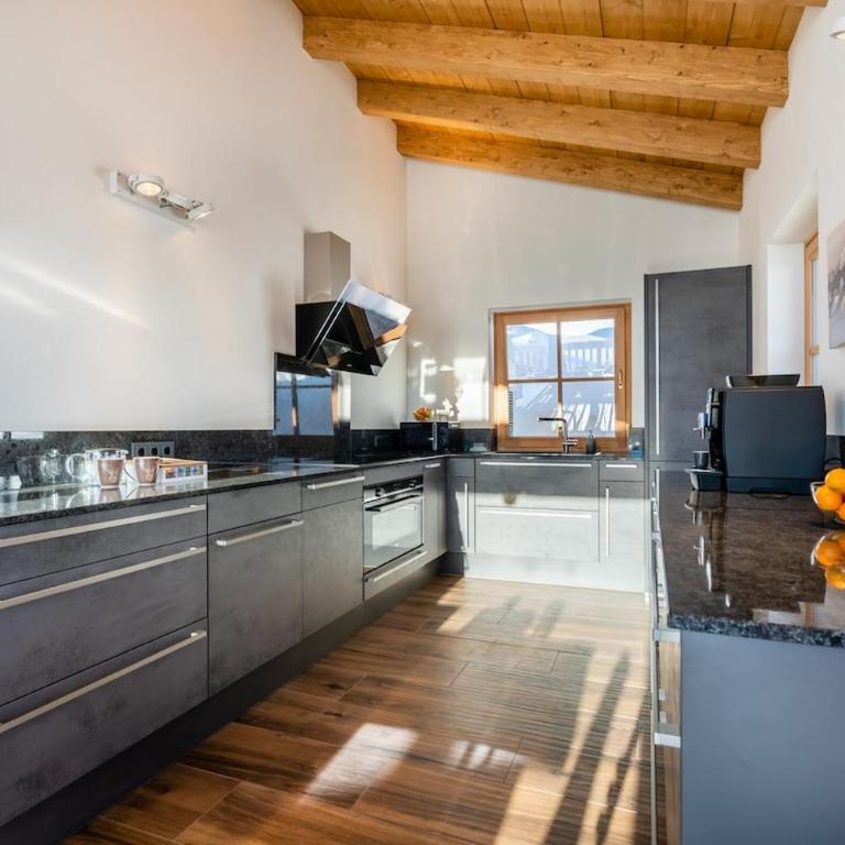 Dolomite Refuge Apartment with Balcony and Easy Slope Access - Appartement Deluxe - 52