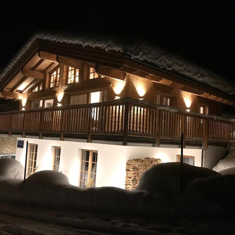 Dolomite Refuge Apartment with Balcony and Easy Slope Access - Appartement Deluxe - 43