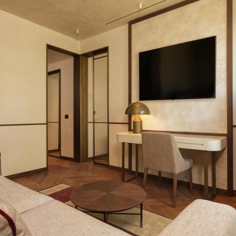 Palazzo Sanzio Rome, A Radisson Collection Hotel - Presidential Suite with Balcony -Tevere View - 3