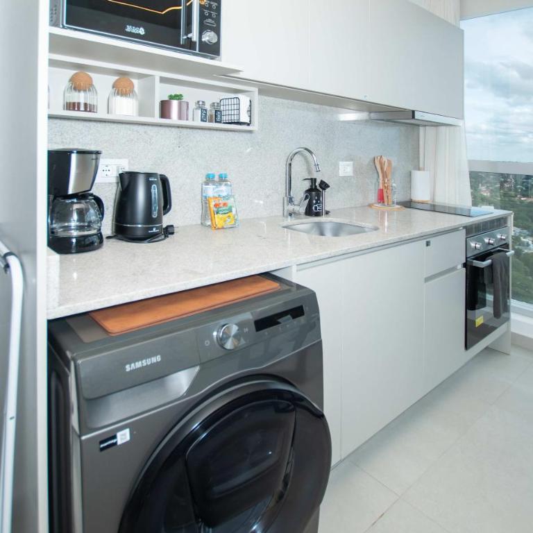 Modern 1BR at Petra Tower Pool & City Views - Apartamento - 5