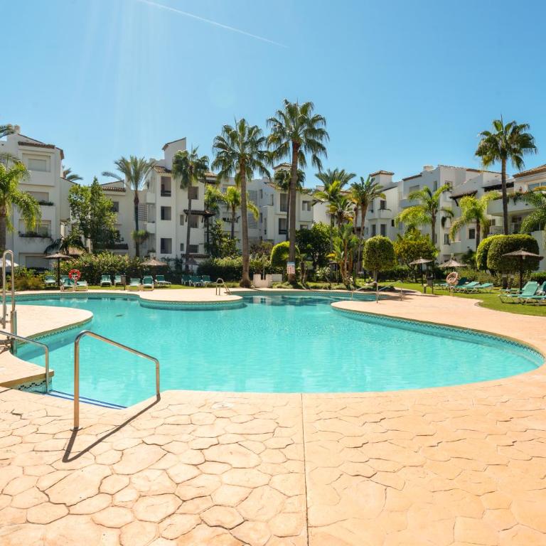 Tropical 2-Bed Apartment with Pool Views RDR586 - Two-Bedroom Apartment - 1