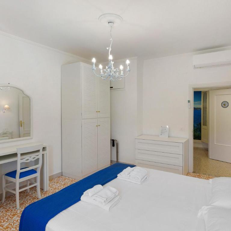 Anna & Roberto Suite Sorrento - Habitación Cuádruple con ducha - 17