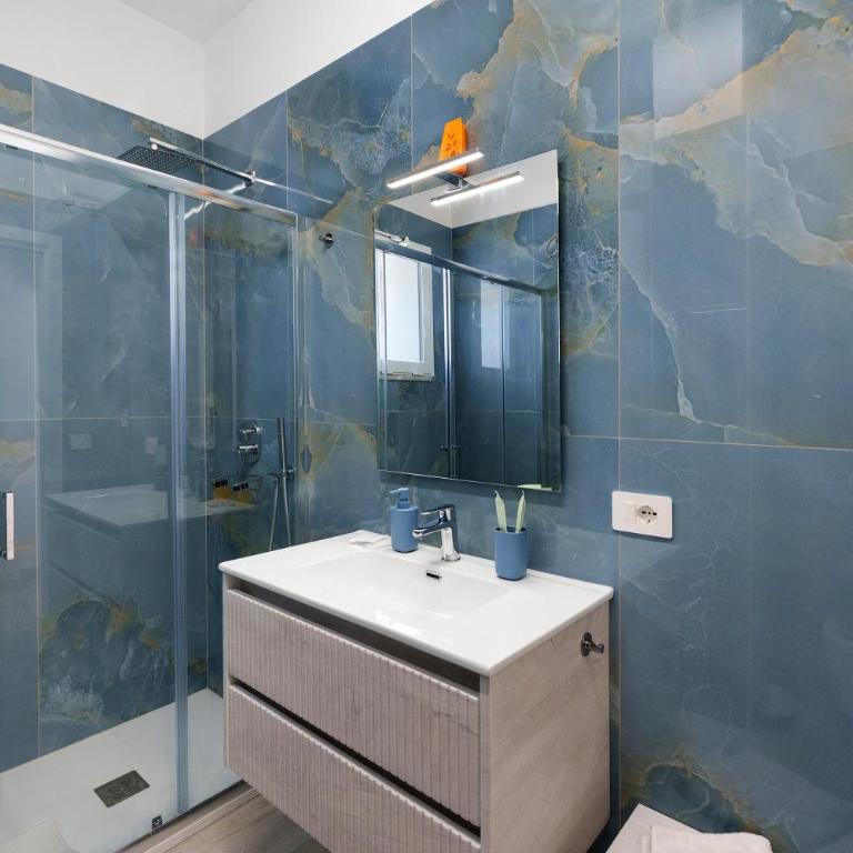Anna & Roberto Suite Sorrento - Habitación Cuádruple con ducha - 8