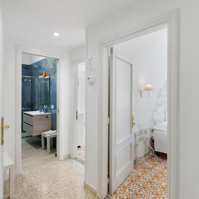 Anna & Roberto Suite Sorrento - Habitación Cuádruple con ducha - 19