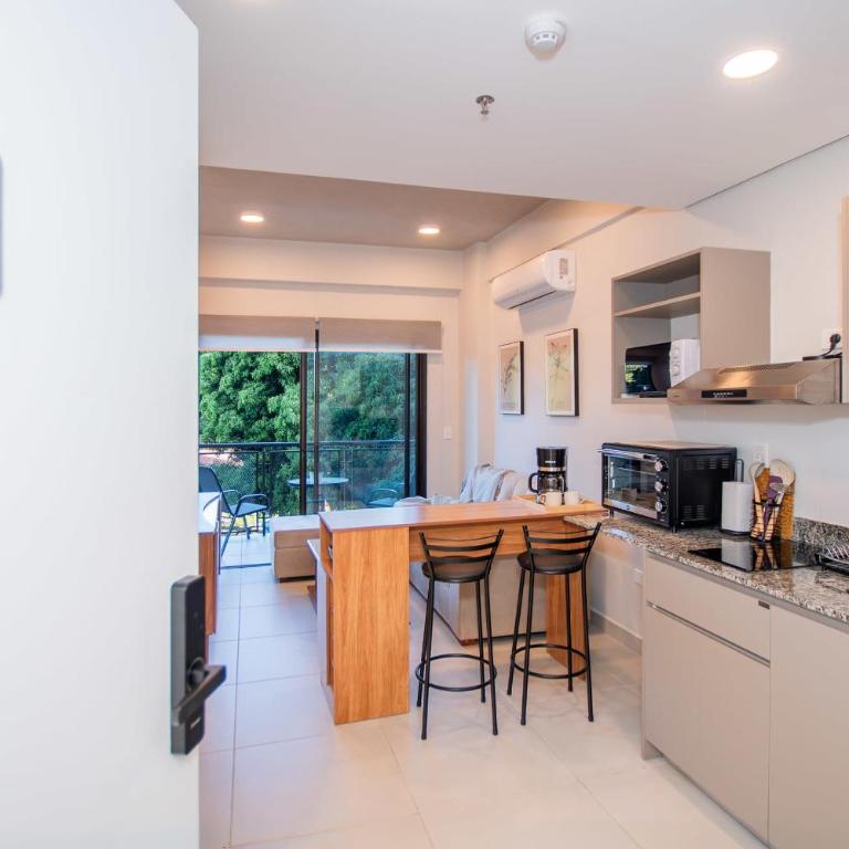Spacious One-Bedroom Near Shopping and Dining - Apartamento - 24