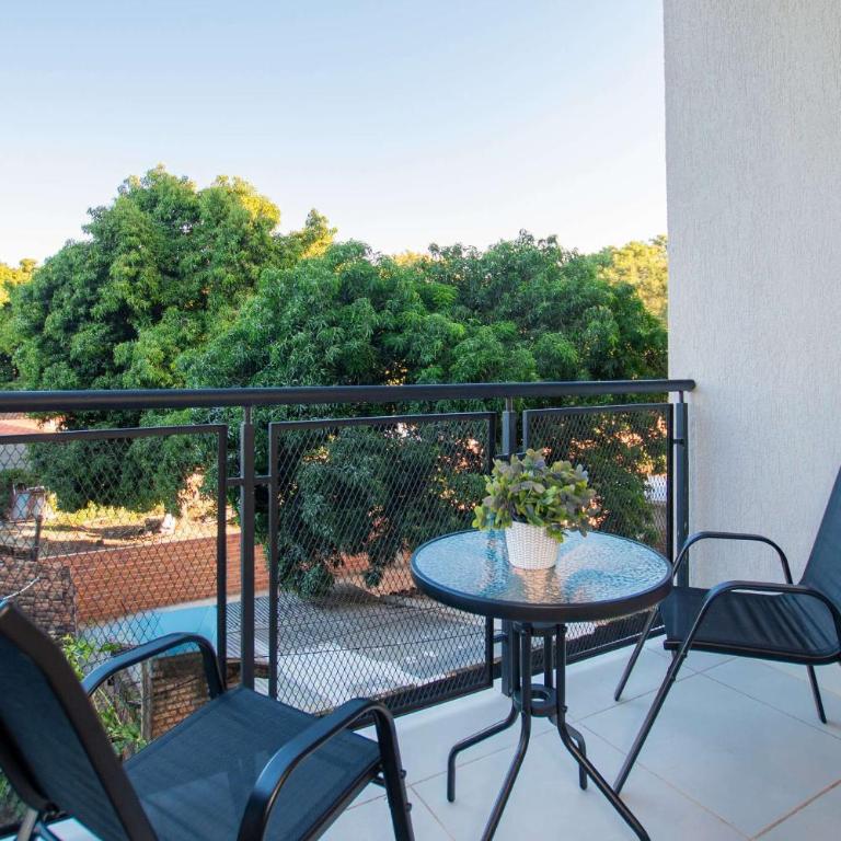 Spacious One-Bedroom Near Shopping and Dining - Apartamento - 10