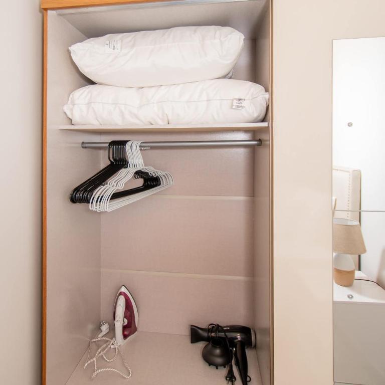 Spacious One-Bedroom Near Shopping and Dining - Apartamento - 14