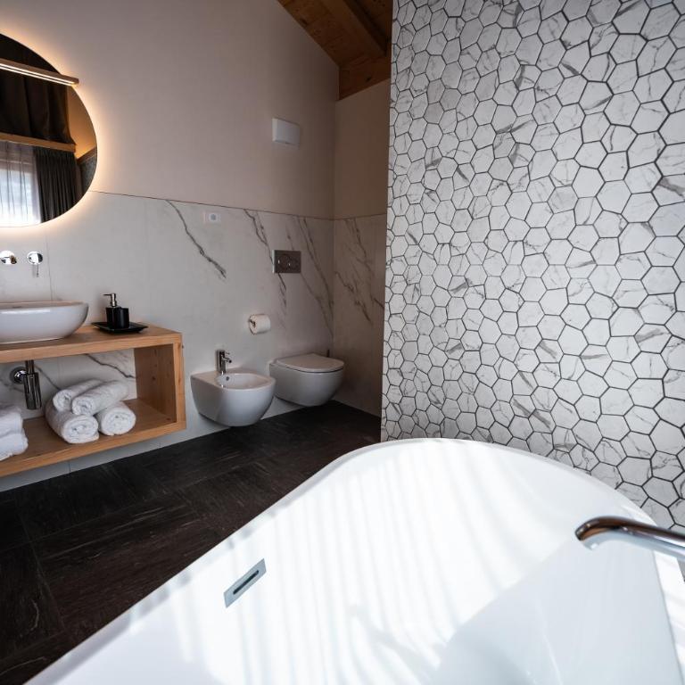 Limes Alpine Rooms - Camera Matrimoniale Deluxe con Balcone - 13
