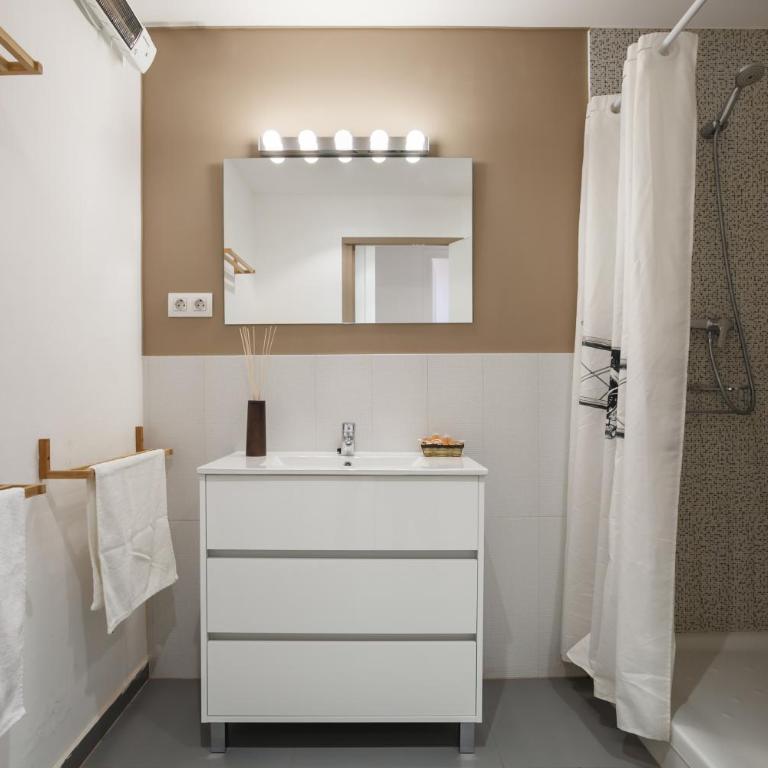 Barcelona Just Like Home - Two-Bedroom Apartment - First Floor - 10