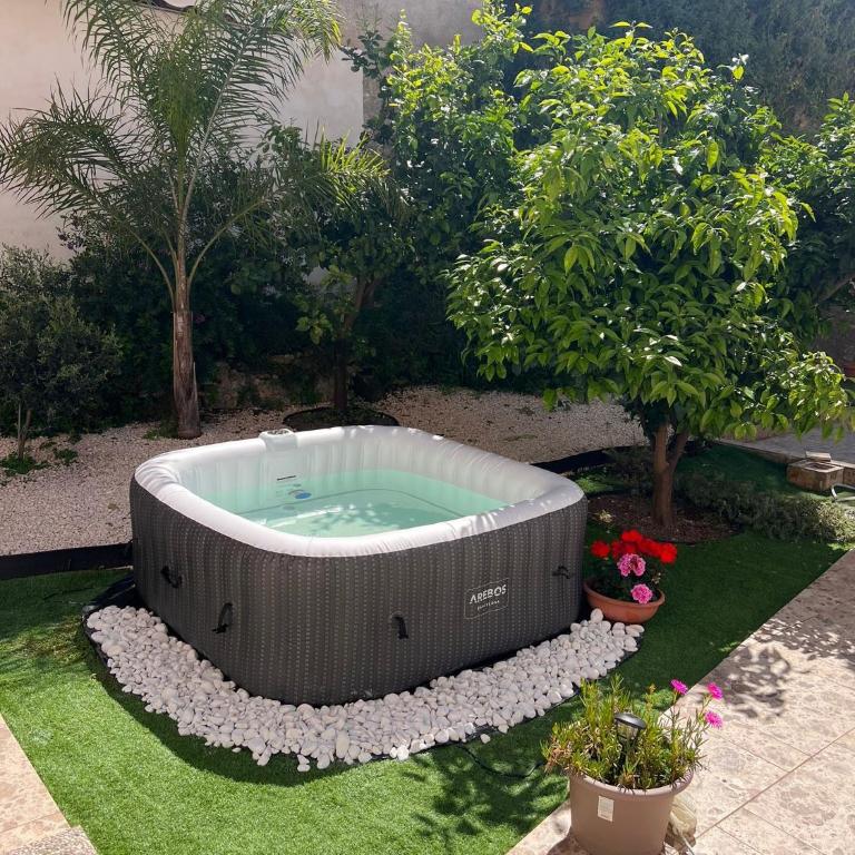 Travel Rooms - Arenella Holidays - One-Bedroom Apartment with Garden View - 1