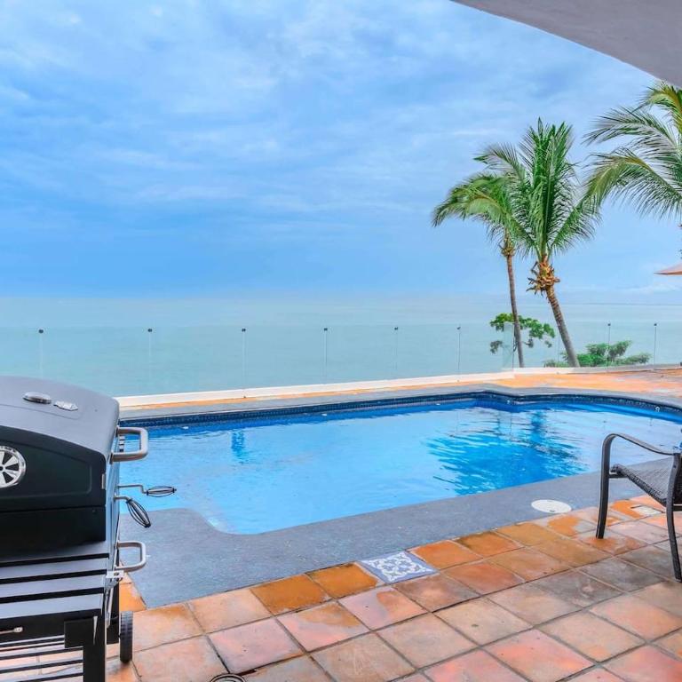 Oceanfront Hacienda w Private Heated Pool - Casa - 4