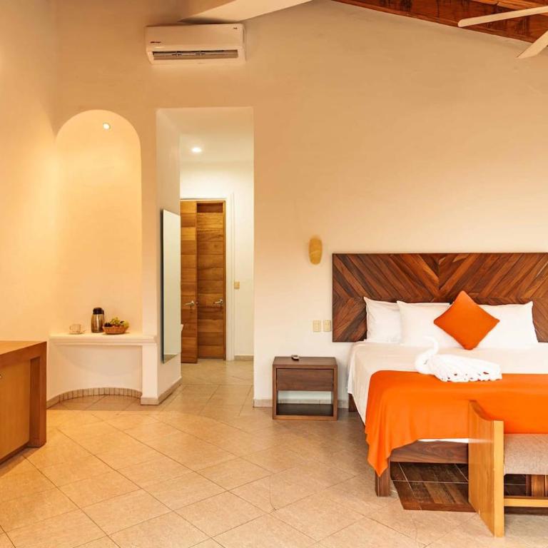 Villa w Heated Pool, Sleeps 30, Walk to Beach - Villa - 14