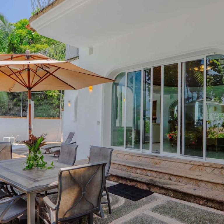 Villa w Heated Pool, Sleeps 30, Walk to Beach - Villa - 22