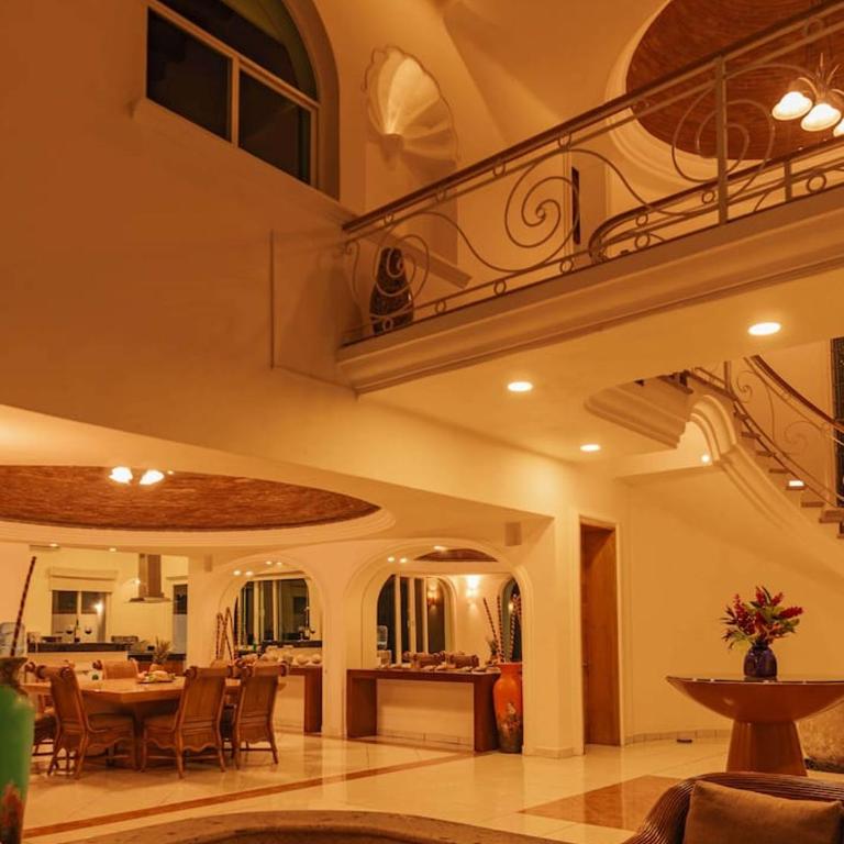 Villa w Heated Pool, Sleeps 30, Walk to Beach - Villa - 23