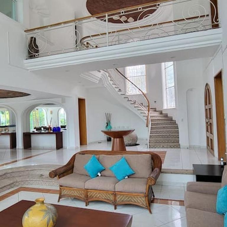 Villa w Heated Pool, Sleeps 30, Walk to Beach - Villa - 40