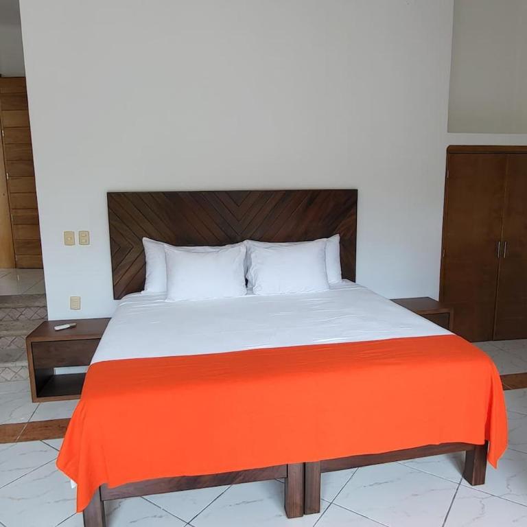 Villa w Heated Pool, Sleeps 30, Walk to Beach - Villa - 51