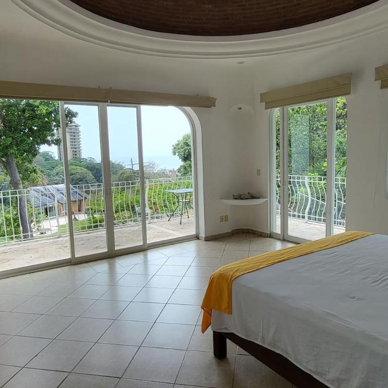 Villa w Heated Pool, Sleeps 30, Walk to Beach - Villa - 70