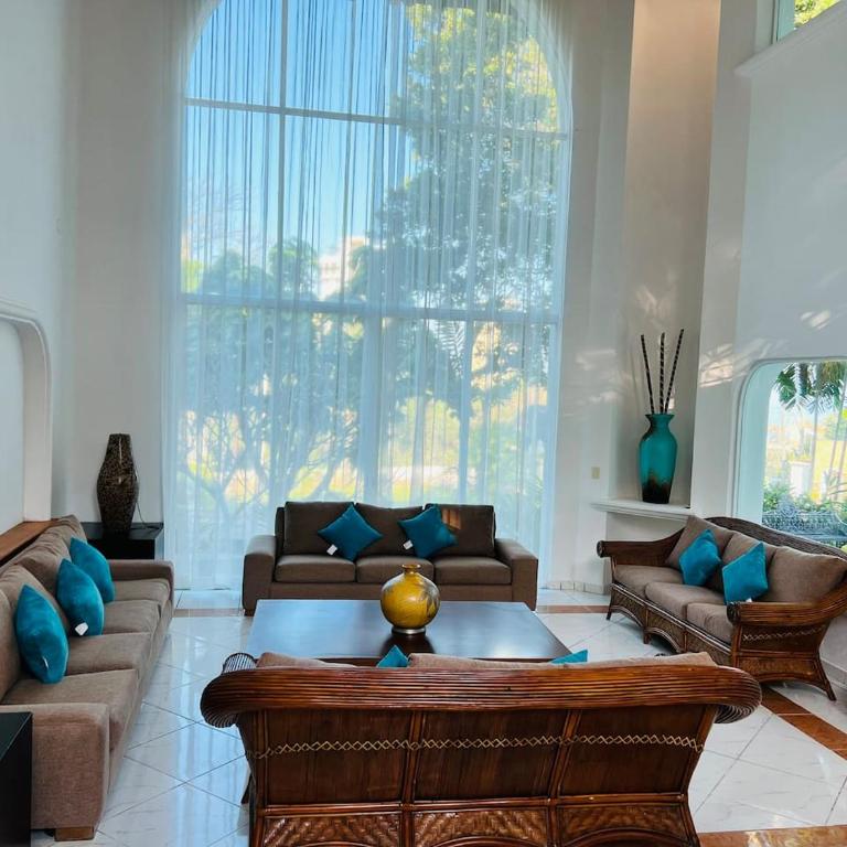 Villa w Heated Pool, Sleeps 30, Walk to Beach - Villa - 76