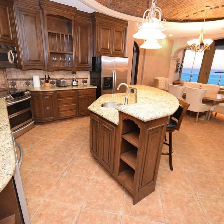 Crystal Blue Ocean Front Condo - Apartamento - 5