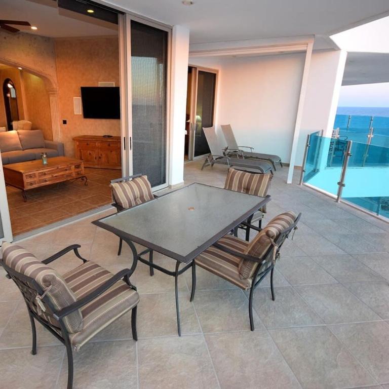 Crystal Blue Ocean Front Condo - Apartamento - 9